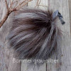 Farbe: Bommel grau-si. Fellbommel Webpelz