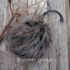 Farbe: Bommel-greige Fellbommel Webpelz