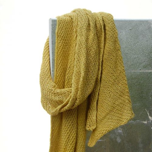 Kraus gestrickter Schal aus Yak und Seide, messingfarben pflanzengefärbt mit Reseda 
