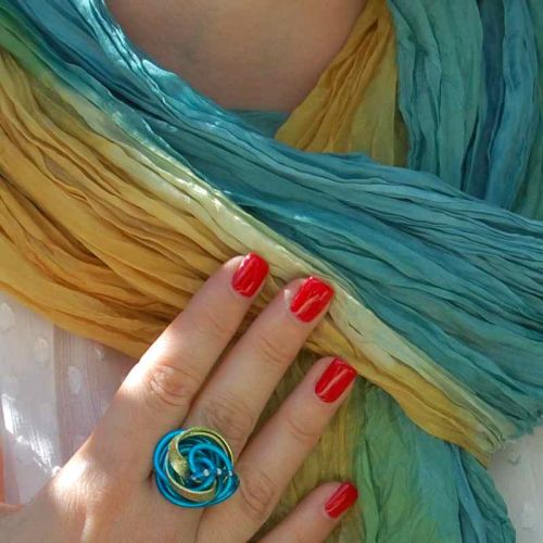 Detailaufnahme Seidenschal mit passendem Ring in türkis