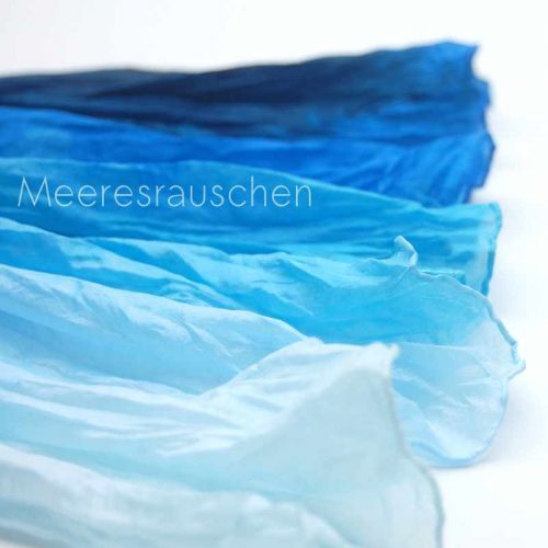 Detail der Crinklefalten in blauem Seidentuch