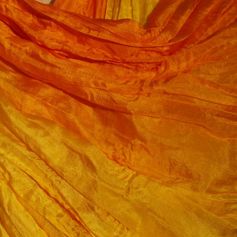 Vollbild Detailaufnahme Seiden-Crinkleschal mit Farbverlauf von Gelb zu Orange