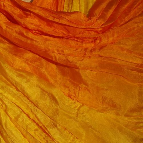 Detailaufnahme Seiden-Crinkleschal mit Farbverlauf von Gelb zu Orange