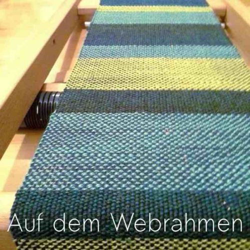 Grün gestreifter Webschal auf dem Webrahmen
