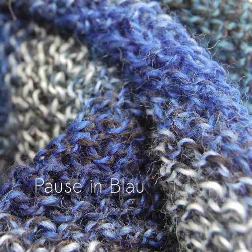 Großaufnahme blauer Loopschal mit Farbverlauf in weiß, blau und grau
