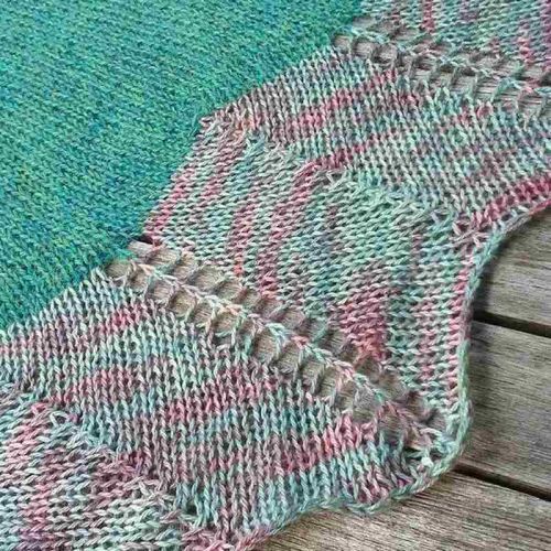 Detailaufnahme von Dreieckstuch Ome mit Zick-Zack-Rand