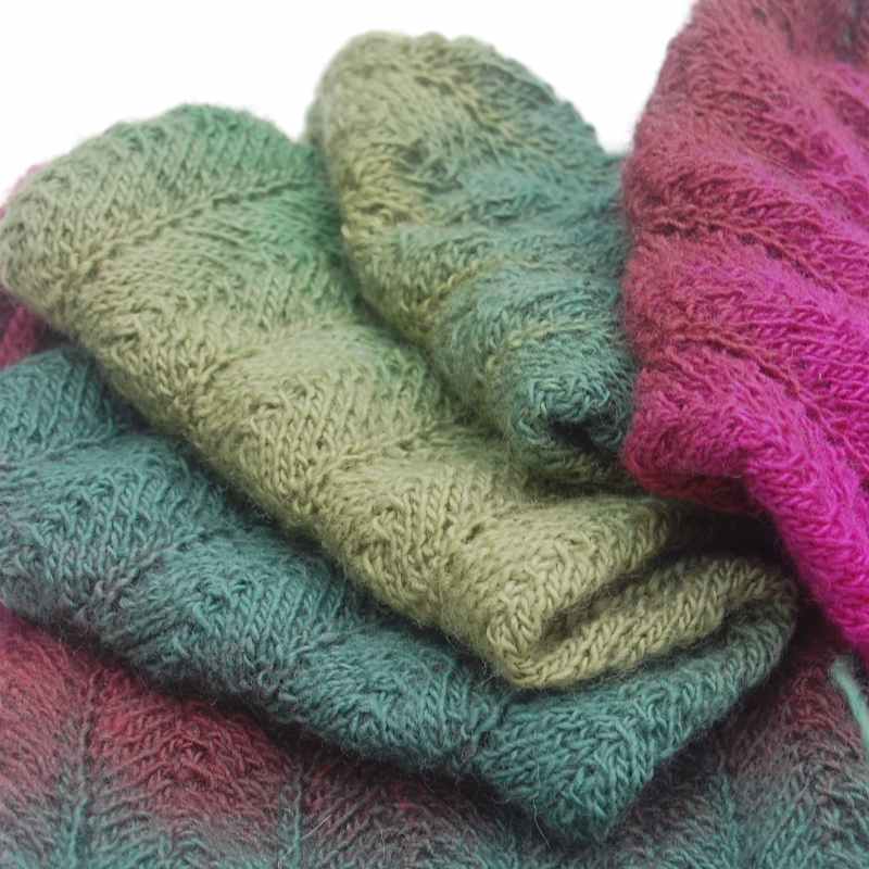 Vollbild Handgestrickter Zick-Zack-Schal mit Farbverlauf von Grün zu Pink