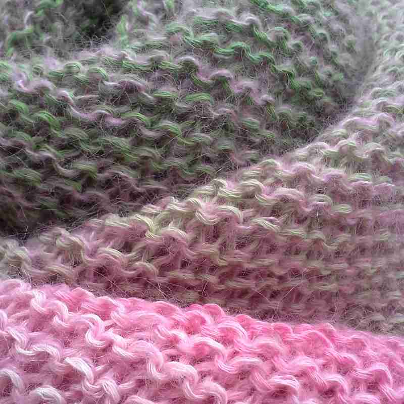 Vollbild Detailansicht Zipfelschal, kraus rechts gestrickt, rosa-grün