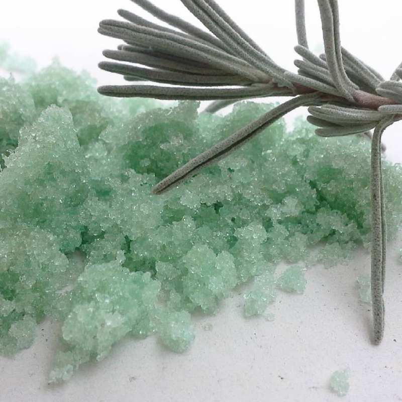 Vollbild Grünes Eisensulfat in Pulverform zur Farbänderung bei Pflanzenfärbungen