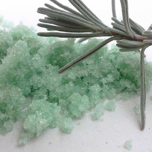 Grünes Eisensulfat in Pulverform zur Farbänderung bei Pflanzenfärbungen