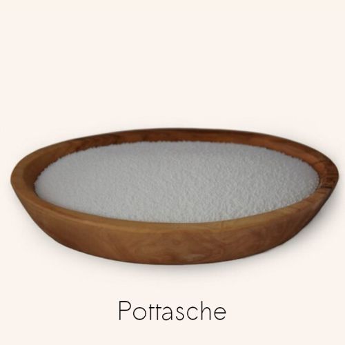 Pottasche in Holzschale