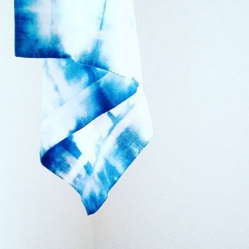 Weiße Leinenserviette mit blauem Batik-Abdruck