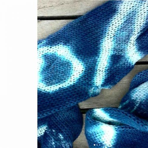 Strickschlauch, indigogefärbt in Batik-Technik