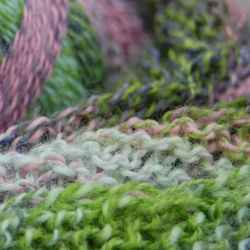 Detailaufnahme kraus rechts gestrickte Maschen in grün-weiß-rosa