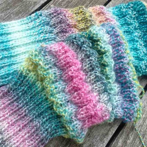 Fertige Armstulpen mit Ziehharmonika-Strickmuster