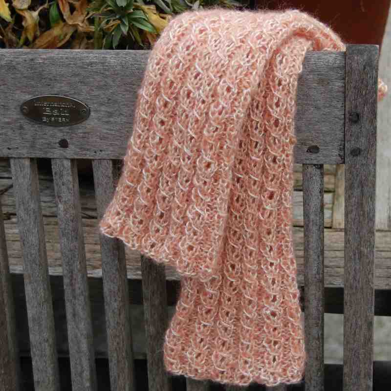 Vollbild Flauschige Armstulpen aus Merino-Lace mit Mohair in Mango-Natur auf Holzstuhl