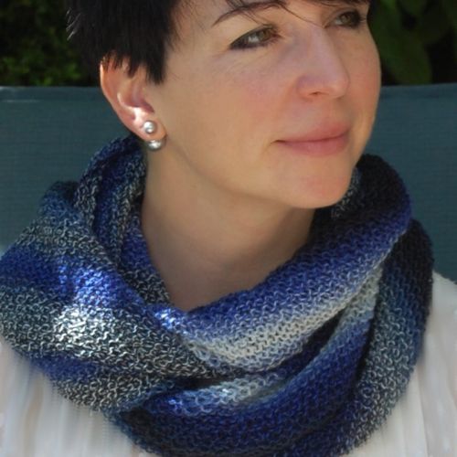 Frau mit blau-weißem Loopschal, kraus gestrickt mit Farbverlauf