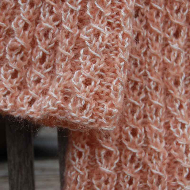 Vollbild Detailaufnahme Strickmuster Kaffeebohnen in mango-natur aus Merino-Mohair