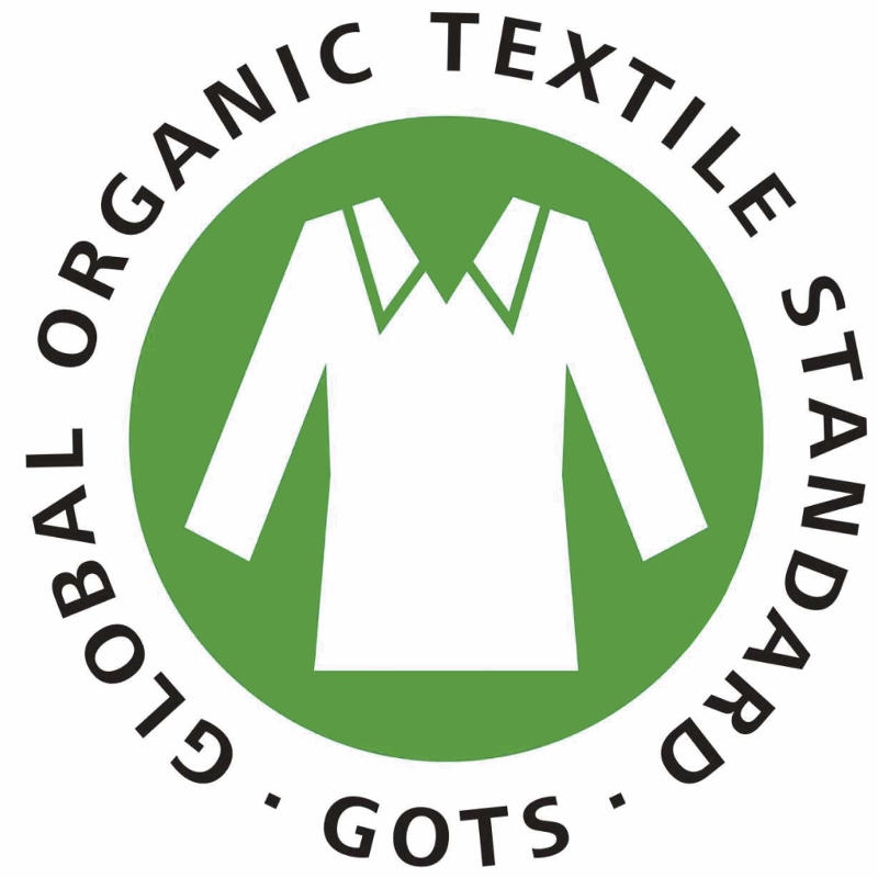 Vollbild GOTS-Logo weißes Hemd auf grünem Grund