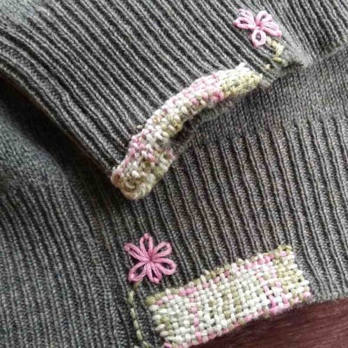 Geflickter Pulli mit Stickblümchen