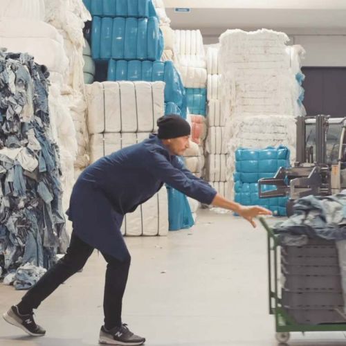 Sortieren der ausgemusterten Jeans fürs Recycling der Kleidungsstücke