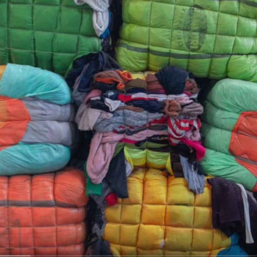 Pakete mit alter Kleidung, verschnürt zum Weiterverarbeiten