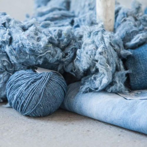 Geschredderte Jeans für ein nachhaltiges Strickgarn in Jeansblau