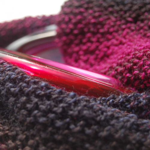 Detailaufnahme eines Loopschals kraus gestrickt in pink-lila