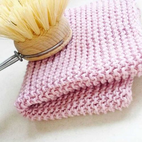 Kraus rechts gestricktes Tuch in zartem Rosa mit Holzbürste