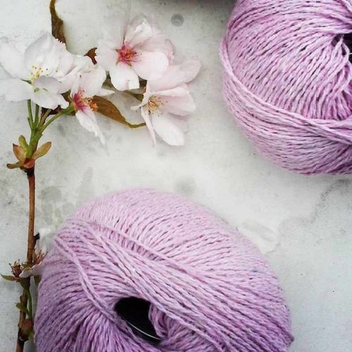 2 Knäuel Reborn Denim in rosa mit Kirschblüte