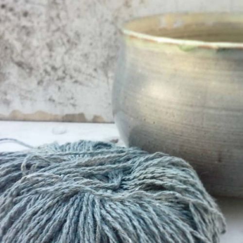 Schilffarbenes Knäuel Reborn Denim mit Dekokrug