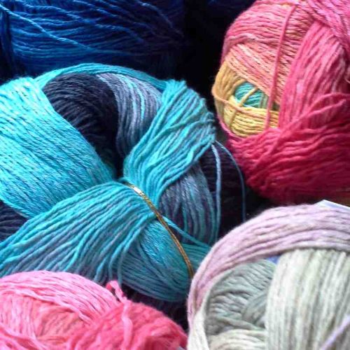 Viele bunte Knäuel Zauberball-Cotton