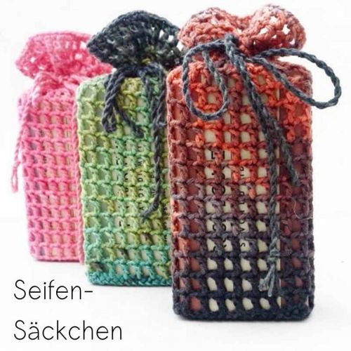 3 bunte gehäkelte Seifensäckchen in rosa, grün und ziegelrot