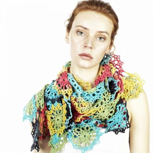 Model mit Schultertuch aus Häkelblüten in der Farbe &quot;Echte Abwechslung&quot;