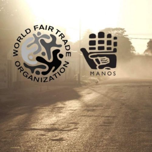 Logo von manos del uruguay und world fair trade logo vor staubiger Straße