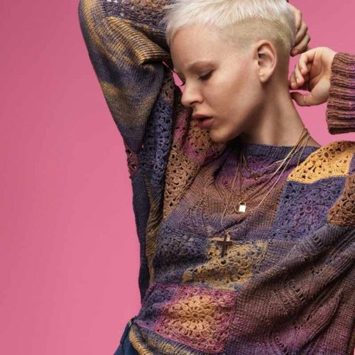 Model in Patchwork-Pulli in Lila, Ocker, burgund
