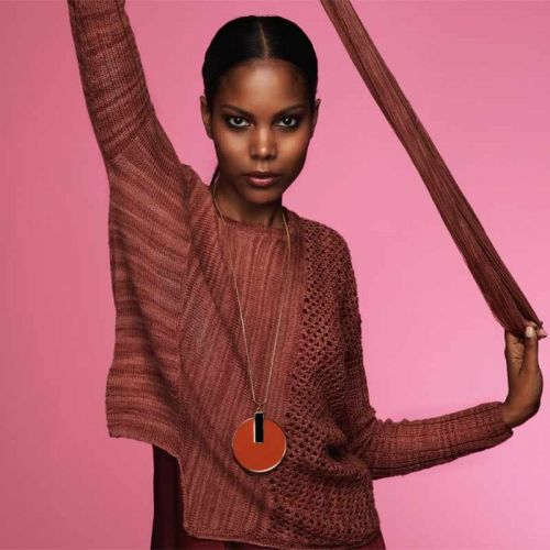 Model mit Strickpulli mit asymetrischem Saum aus Garn von Schoppelwolle