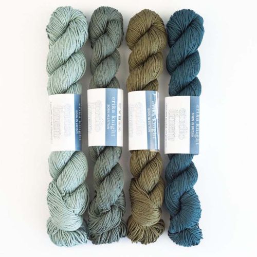 4 Stränge Studio Linen von Erika Knight in Blau-Grün-Tönen