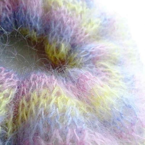 Detail eines umstrickten Haargummis in Pastelltönen