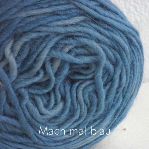 Großaufnahme eines Wollknäuels in Indigo-Blau