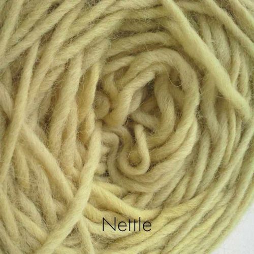 Großansicht eines Wollknäuels in der pflanzengefärbten Farbe Nettle