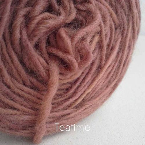 Diese Naturfarbe ist schwer zu beschreiben - eine Mischung aus Tee und Rosenholz