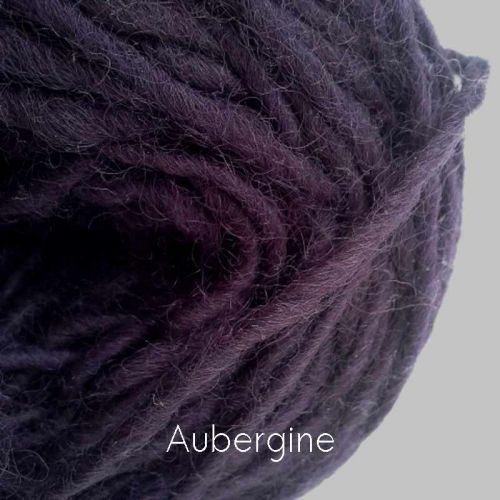 Detailbild naturgefärbte Schurwolle in Dunklem Lila - Aubergine