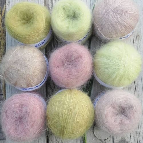 Viele Kuschelknäuel in Rosa und Grün