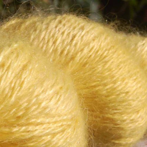 Detail des kuscheligen Mohair-Seiden-Garnes, pflanzengefärbt