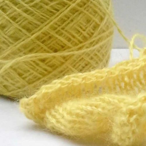 Detail pflanzlich gefärbte Mohair-Seide in zartem Gelb