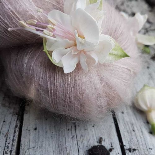 Detailansicht SilkyKid in zartem Rosa mit rosa Fuchsienblüte als Deko