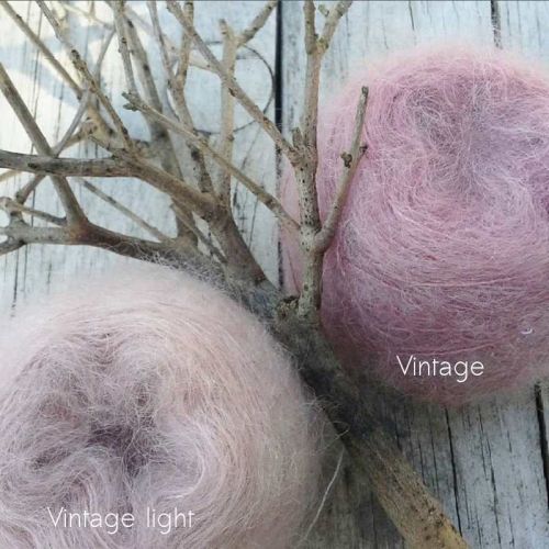 2 Knäuel Mohair-Seiden-Garn in verwaschenen Rosatönen mit Astholz-Deko