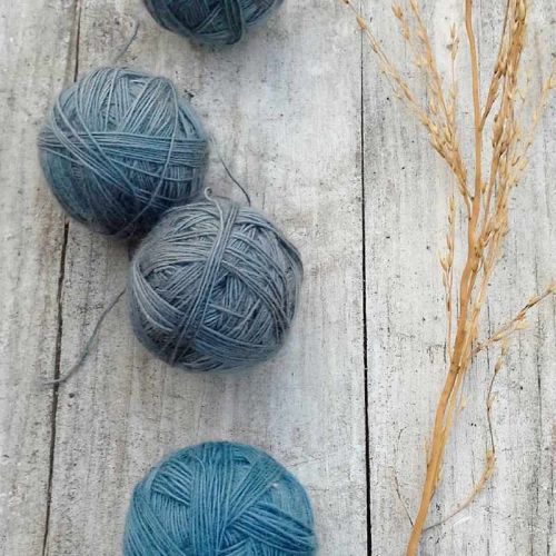 4 kleine Wollknäuel in rauchblau