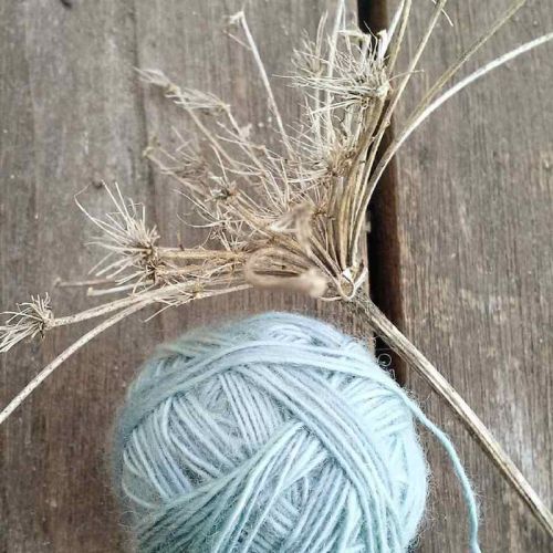 Wollknäuel in zartem Bleu mit Gräserdeko